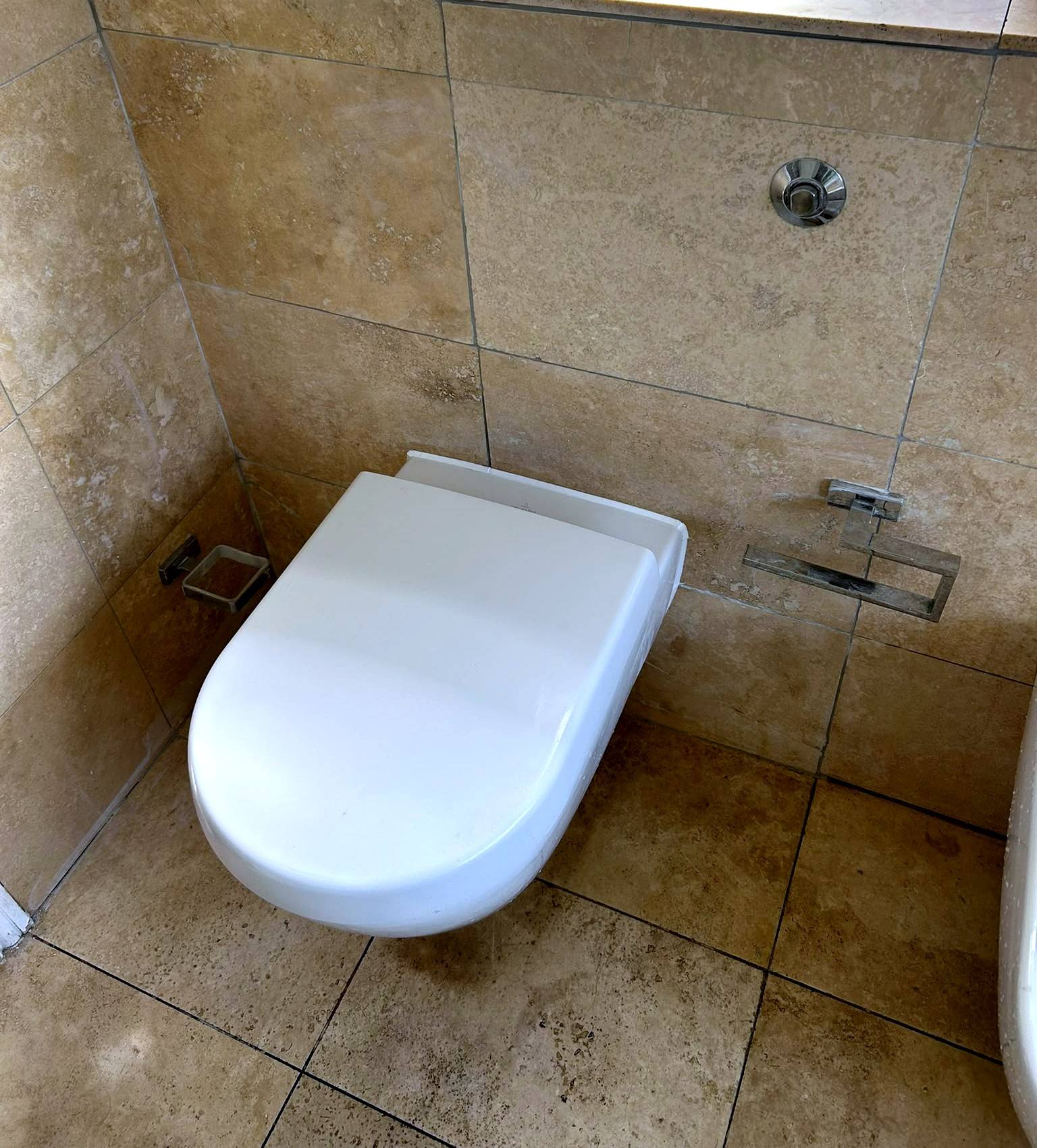 Wall-hung WC with concealed cistern and stone-effect tiles
