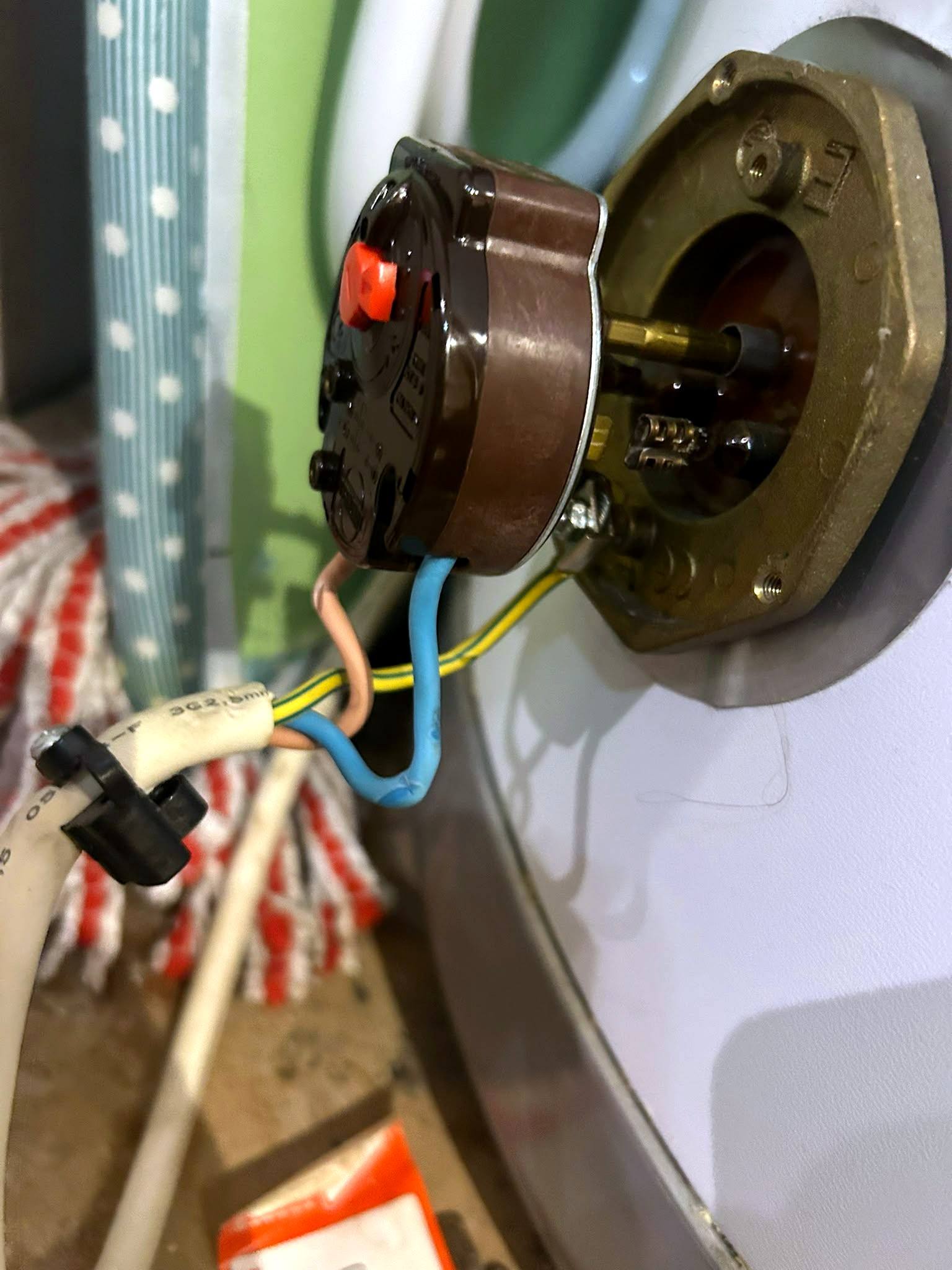 Immersion heater thermostat wiring