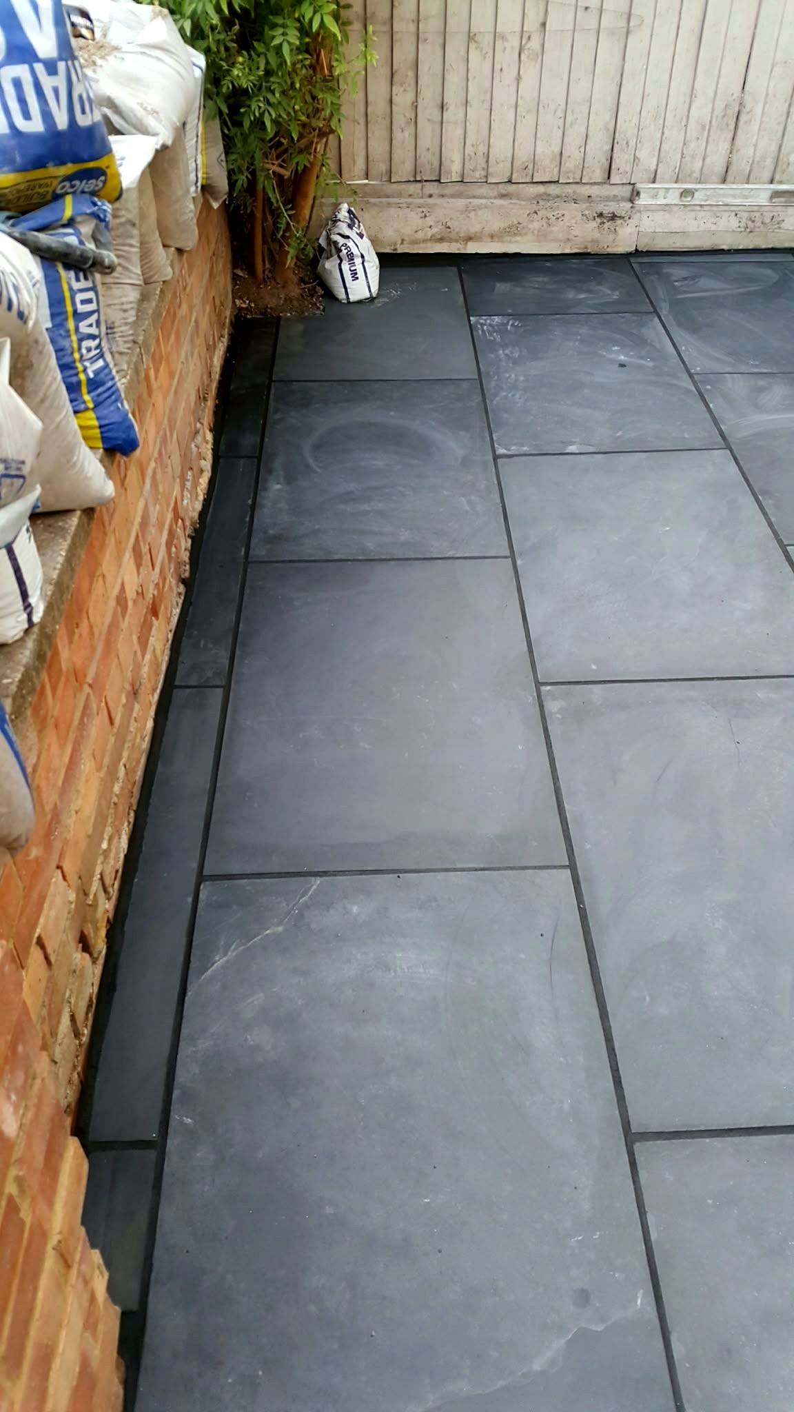 Large-format paving along a side return